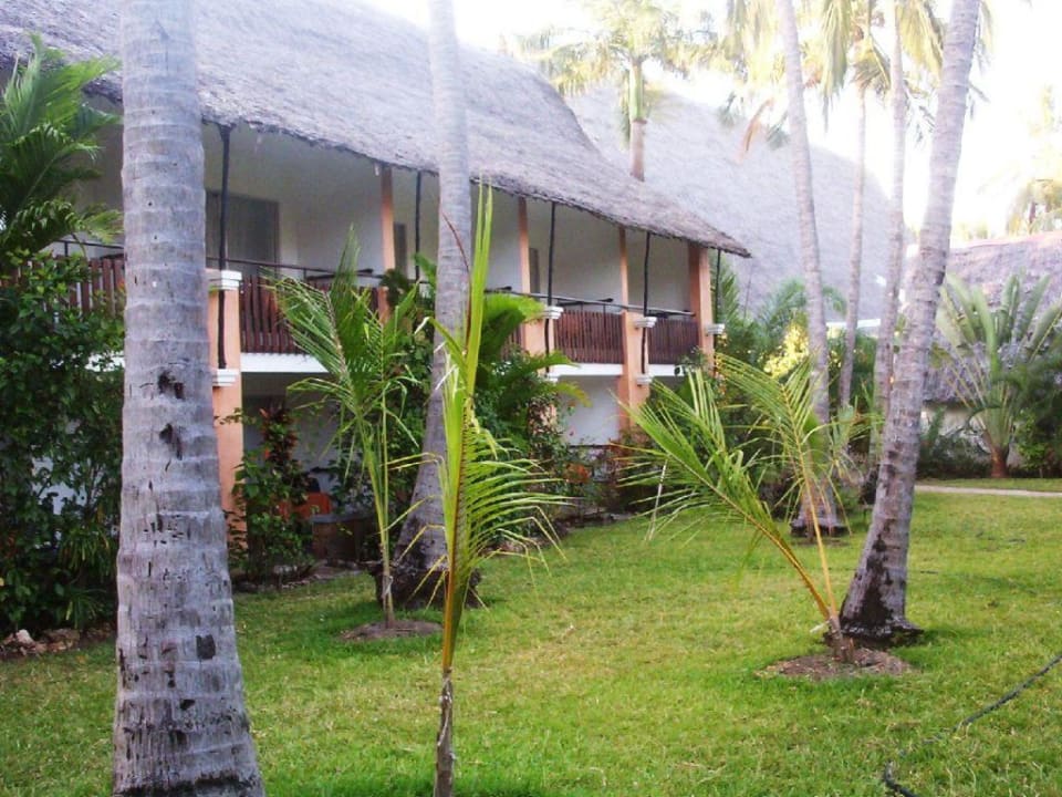 Garten mit Unterkunft Bahari Beach Hotel