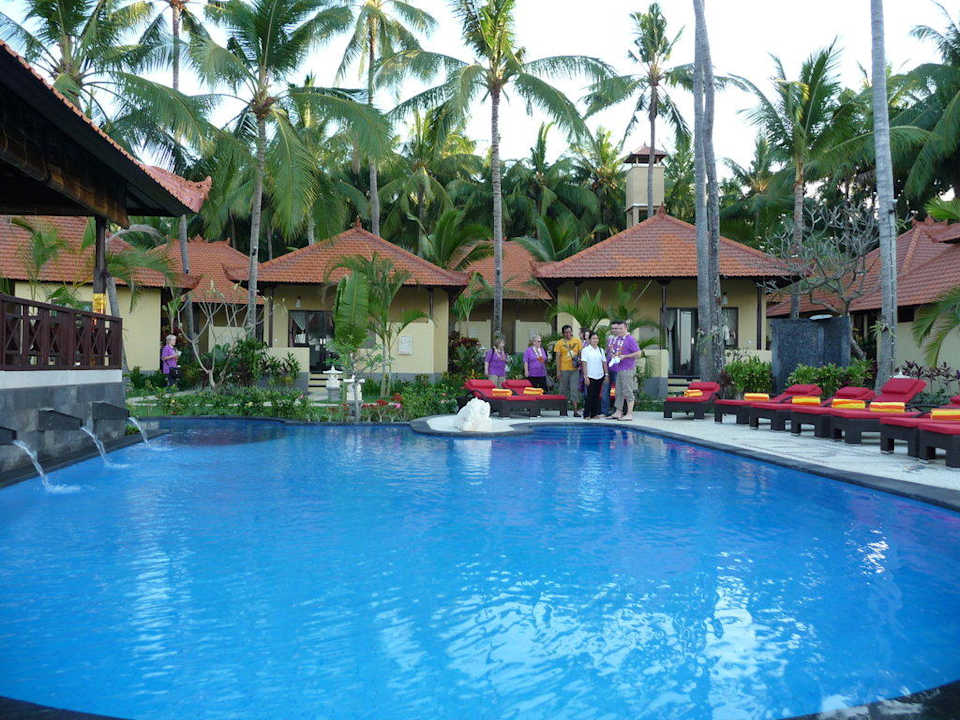 Blick vom Pool in die Anlage Teluk Karang Dive & Spa Resort Bali