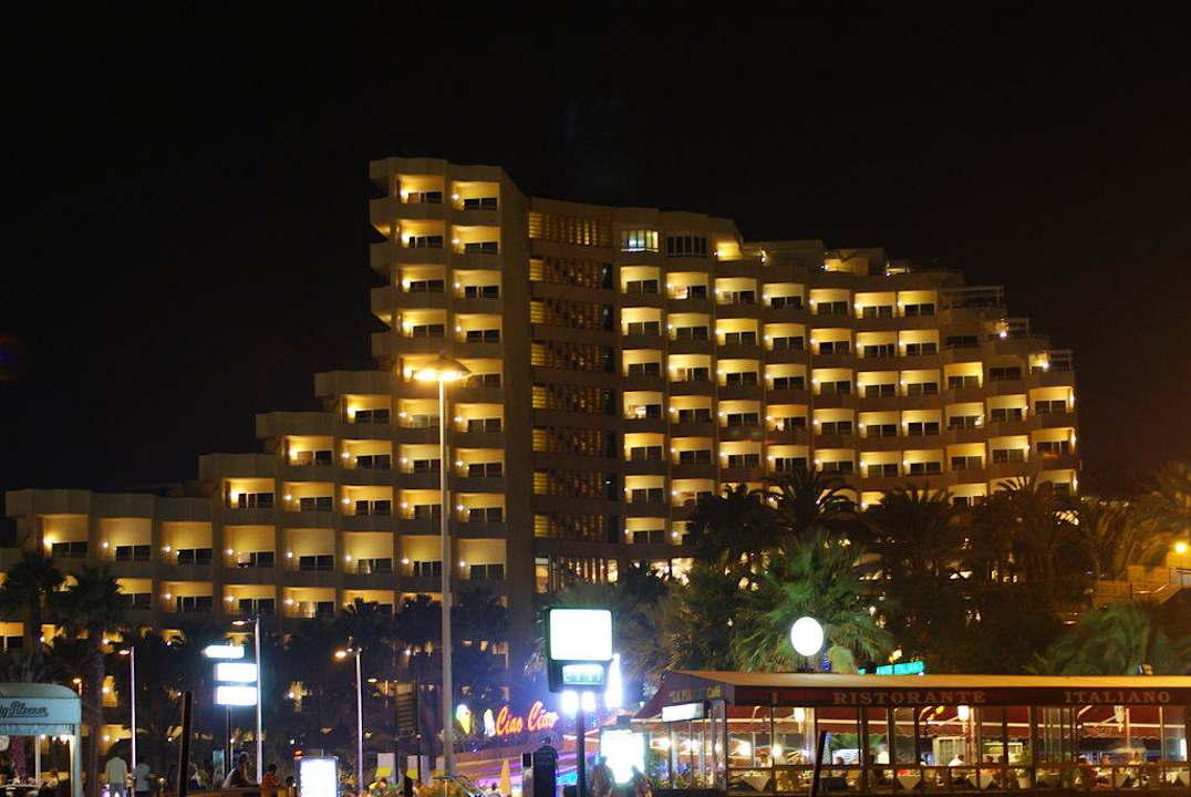 Hotel am Abend vom Strand aus Corallium Dunamar by Lopesan Hotels