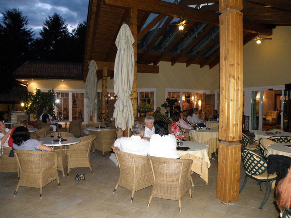 Terrasse am Abend Feldhof DolceVita Resort