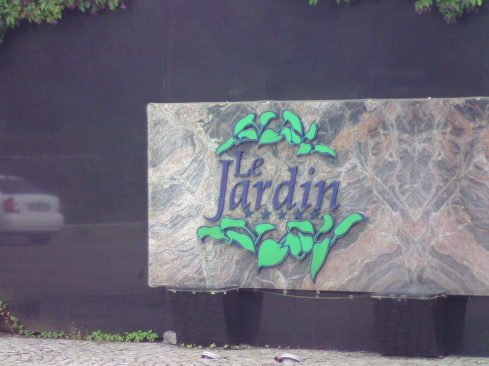 Hotelschild am Eingang Le Jardin Resort