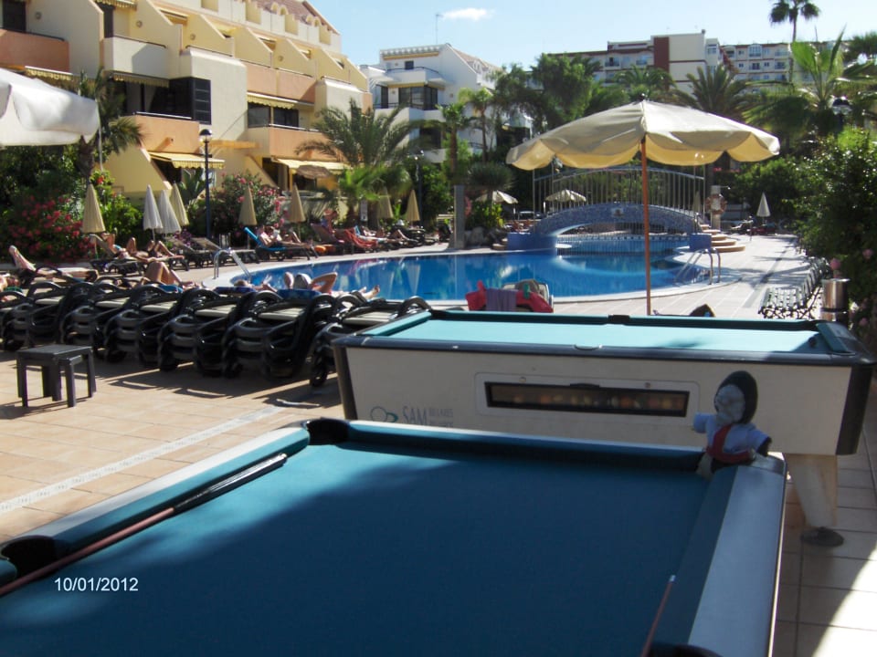 Mull playing pool Apartments Colon II