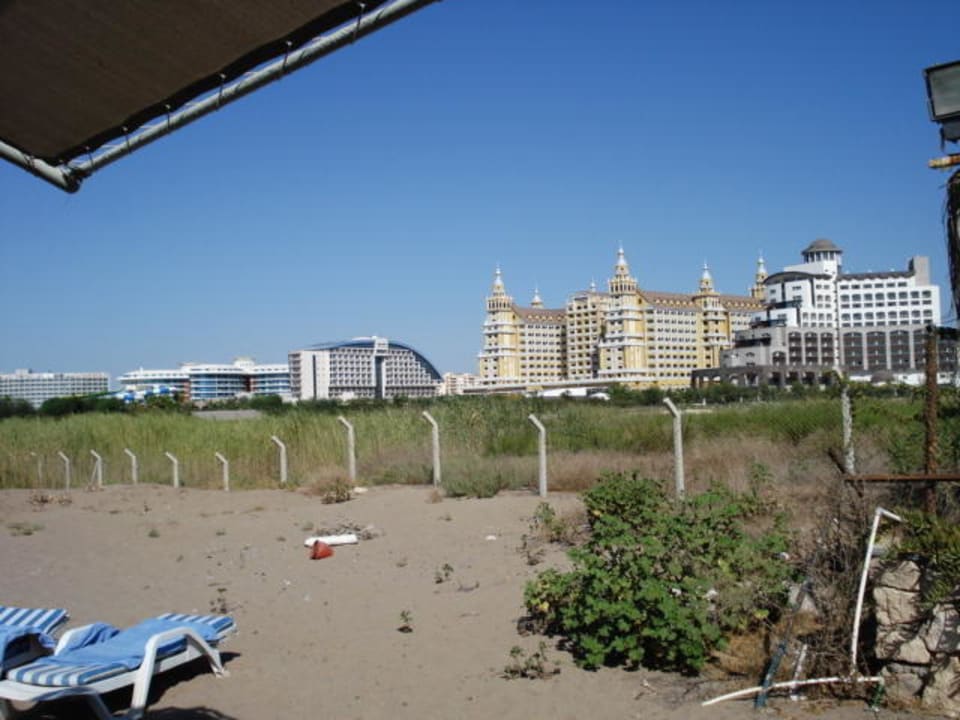Blick vom strand auf nachbar hotels Saturn Palace Resort Hotel
