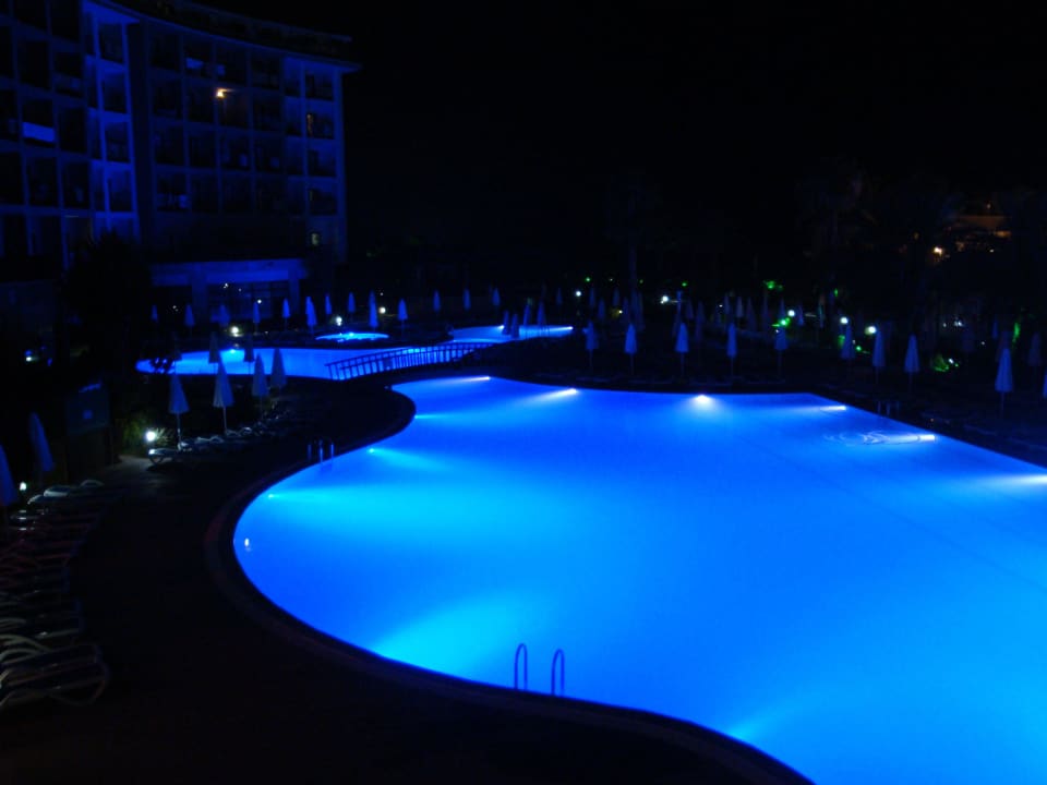 Pool by night Selectum Family Comfort Side
