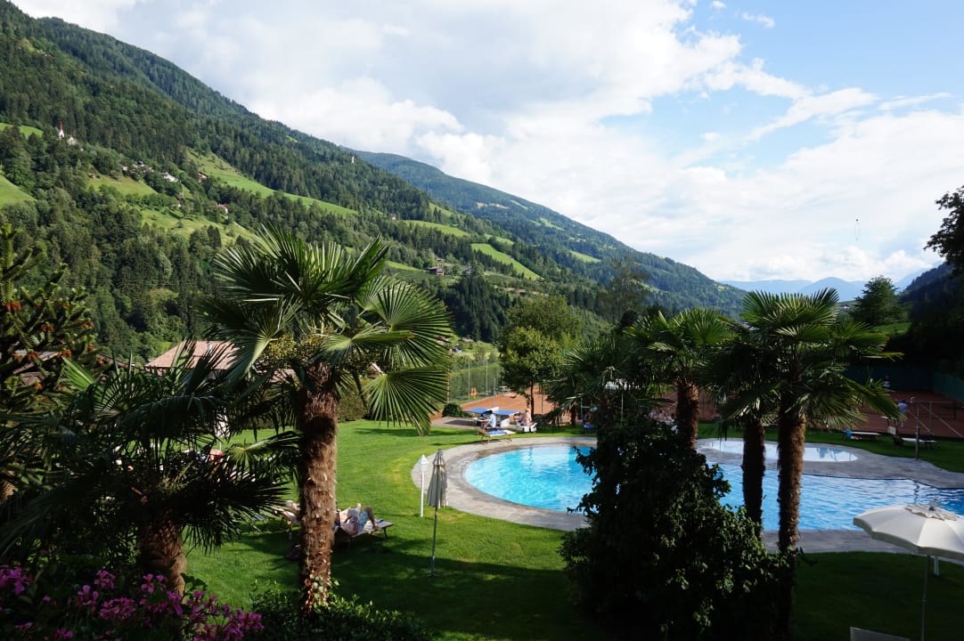 Ausblick vom Balkon Richtung Pool und Tennisplätze Hotel Sonnenalm