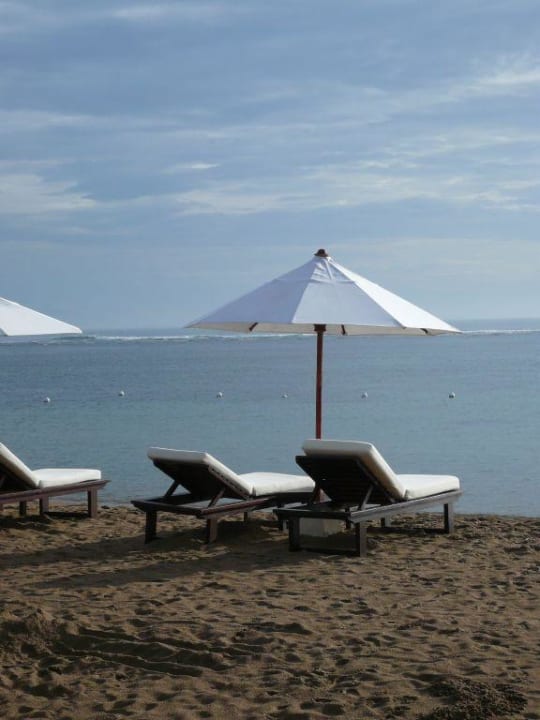 Liegen am Strand Nikko Bali Benoa Beach
