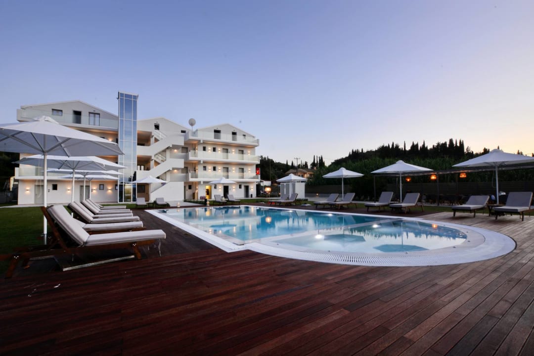 Pool V Luxury Suites