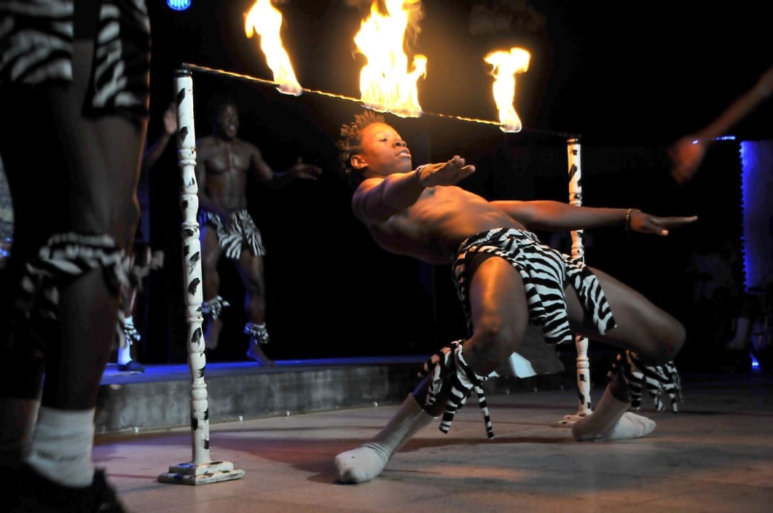 Abendshow Akrobatik Kenia Kustur Club Holiday Village