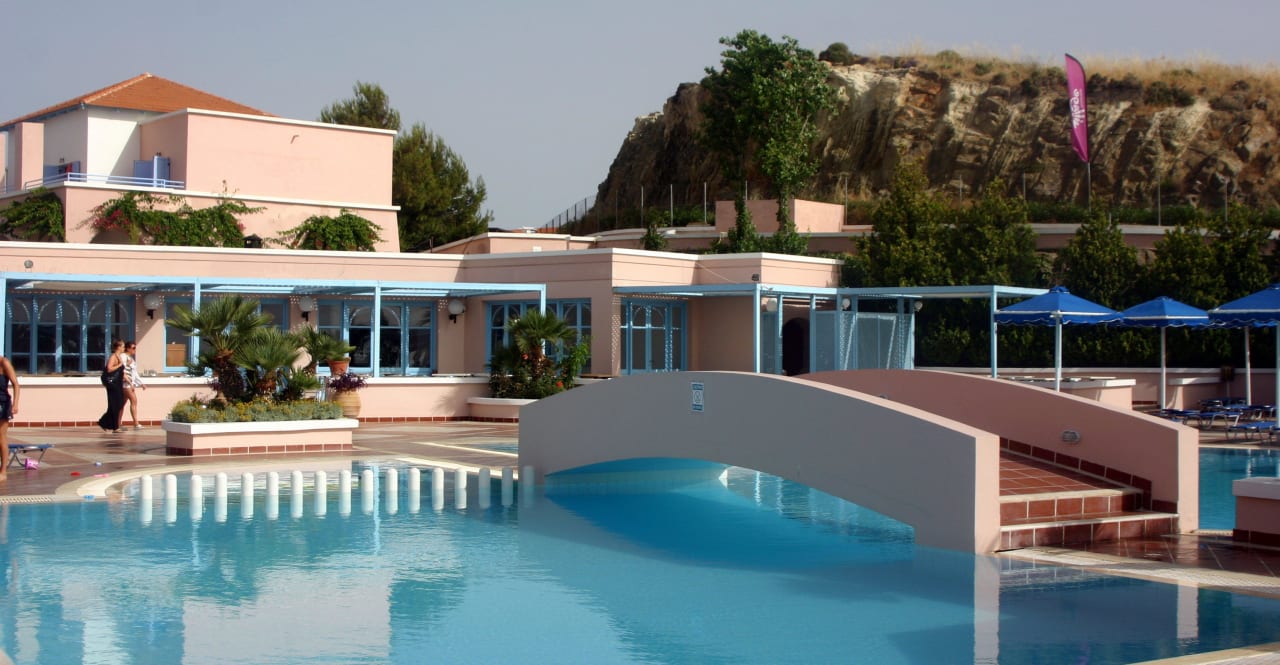 Pool mitten in Anlage Mitsis Rodos Village