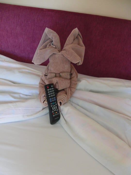 Dank und nette Geste der Putzfrau auf dem Bett GRIFID Vistamar