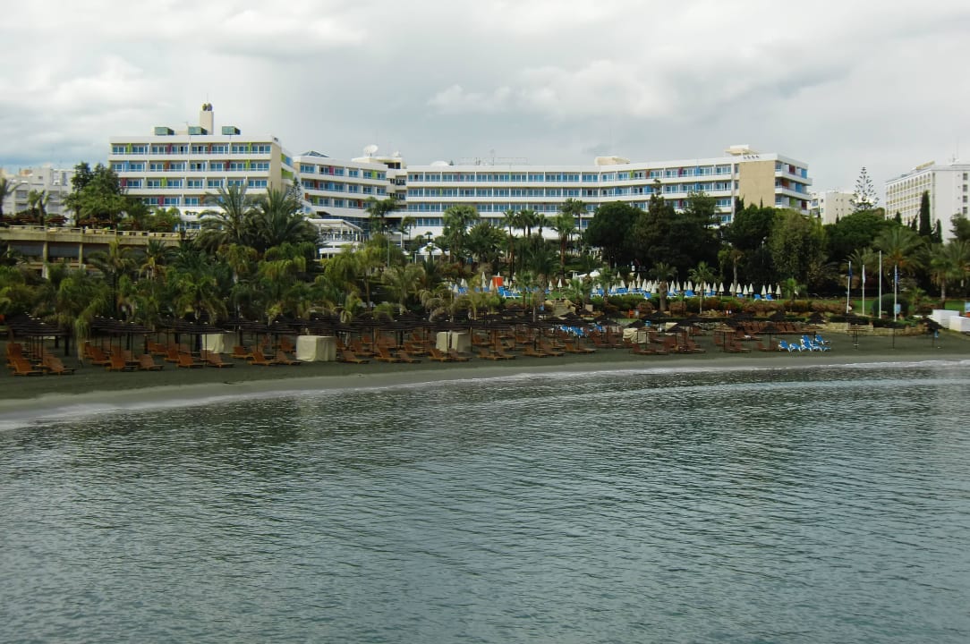 Blick auf das Hotel Mediterranean Beach Hotel