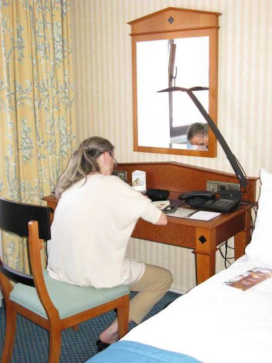 Schreibtisch mit grossem Spiegel Hilton Berlin