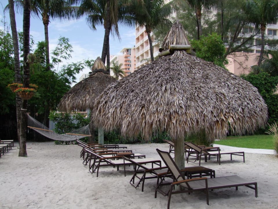 Hängematten überall in der Gartenanlage The Palms Hotel & Spa