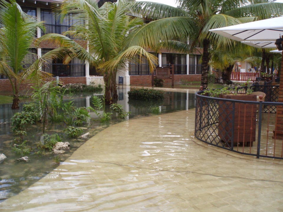 Die Pizzeria Pikalo war auch überschwemmt Villas Bavaro Resort & Spa
