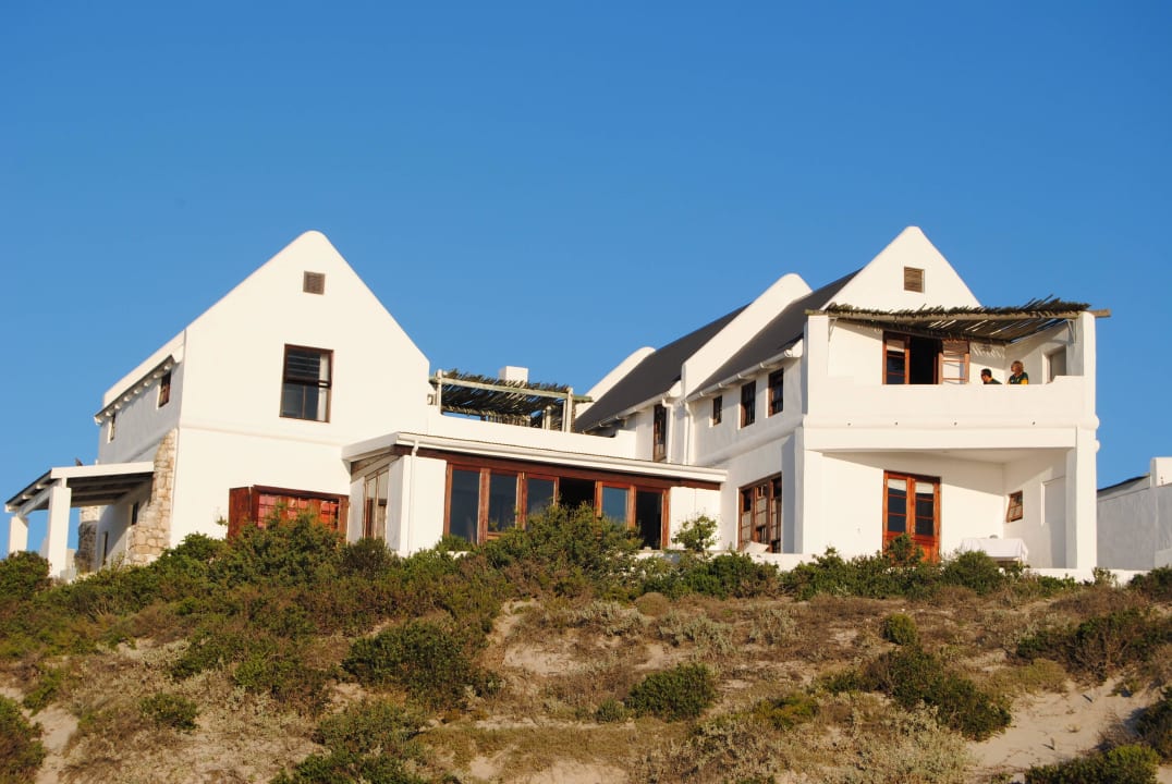 Blick vom Strand aufs Hotel The Ostercatchers Haven