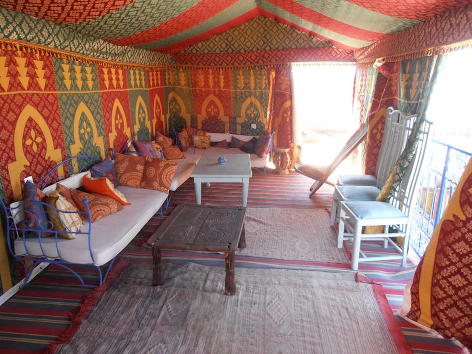 Aufenthaltsberreich auf der Terrasse Hotel Riad Zinoun