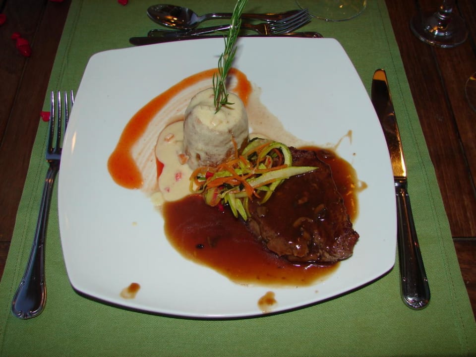 Hauptgang beim Italiener Sunis Evren Beach Resort Hotel & Spa