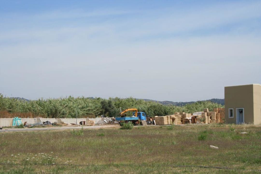 Baumaterial neben den Sportplätzen Lindos Princess Beach Resort & Spa