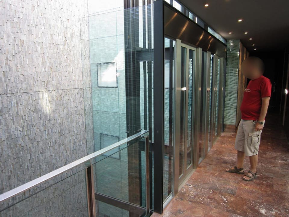 Lifts on 8th floor Hotel Suites Avenue