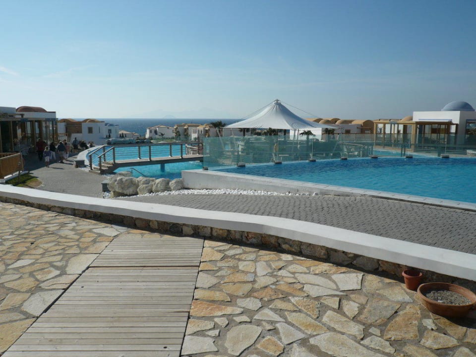 Poollandschaft mit Poolbar Mitsis Selection Blue Domes
