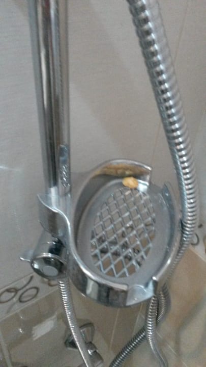 Kaugummi in der Seifenablage in der Dusche Büyük Hotel