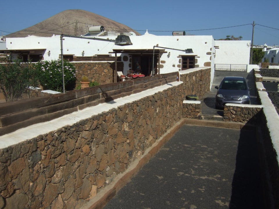 Blick über die Grundstücksmauer Hotel El Caserio de Guime