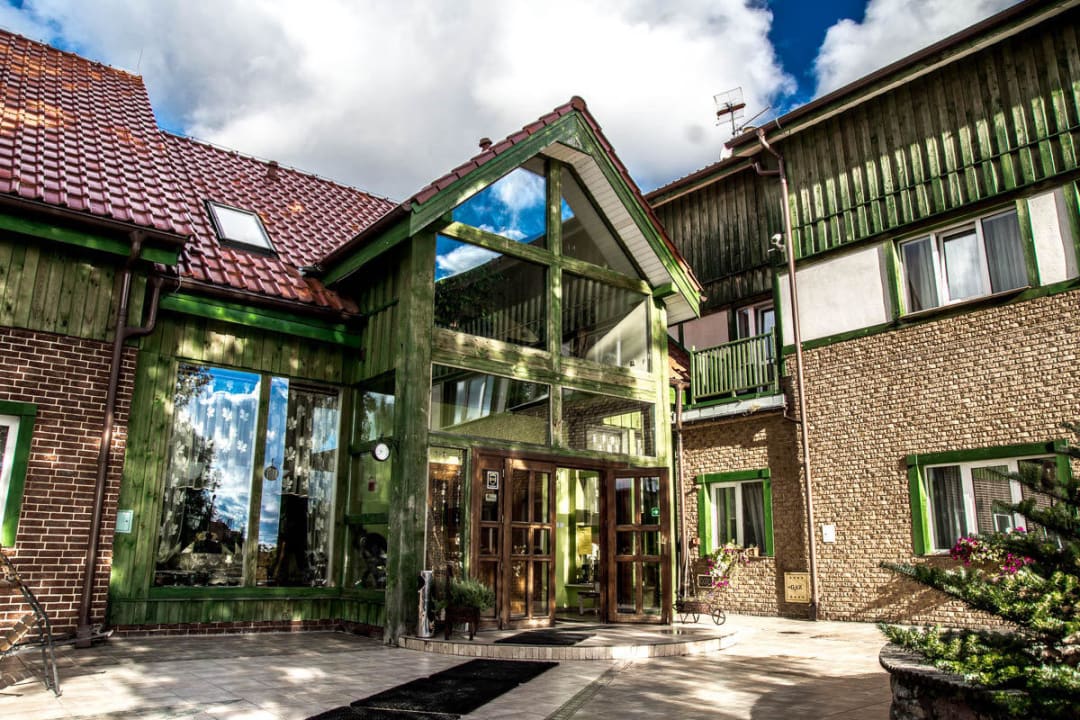 Wejście Hotel Dworek Osada Wędrowca