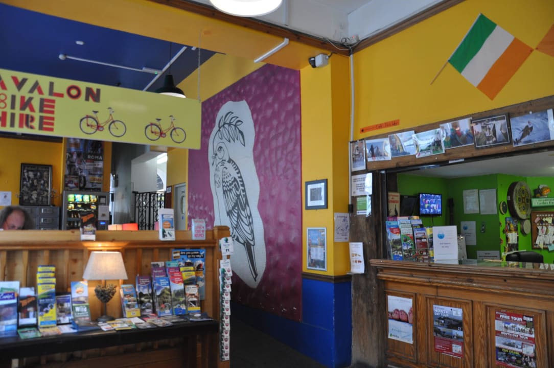 Rechts Rezeption, links Internetecke Hotel Avalon House