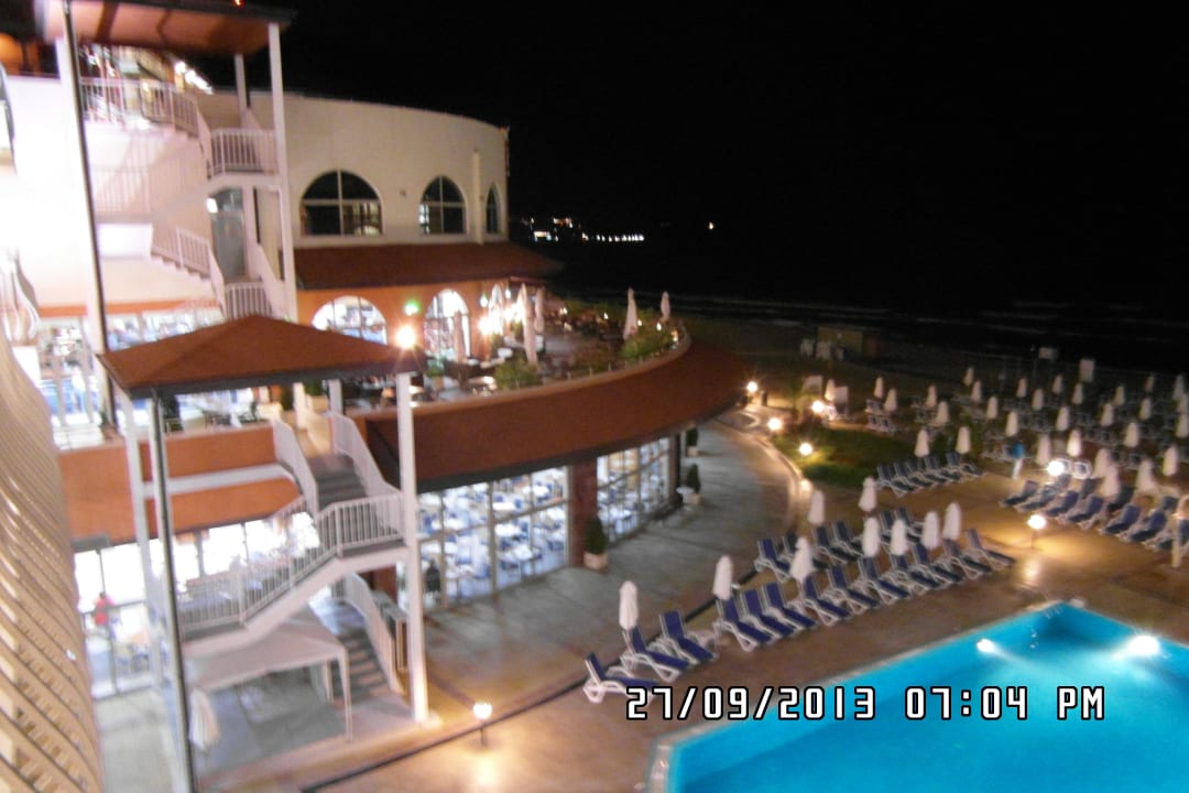 Pool und Bar im dunkeln Sol Luna Bay