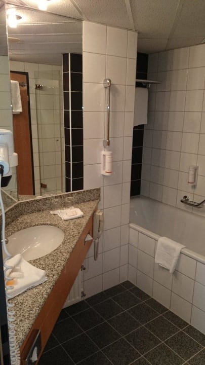 Das Bad mit Wanne & Dusche Hotel Don Giovanni Prague