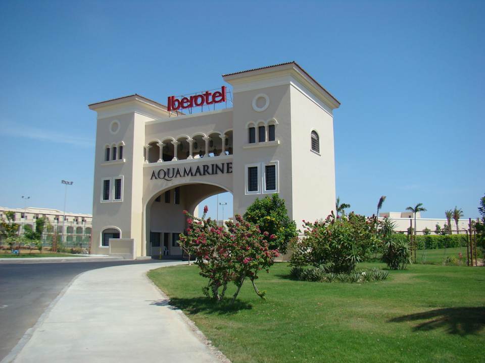 Brama wjazdowa do hotelu JAZ Aquamarine Resort