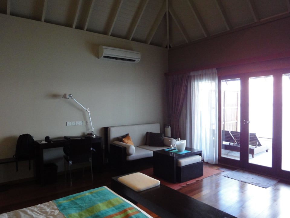 Wohnbereich Jacuzzi Water Villa Veligandu Maldives Resort Island