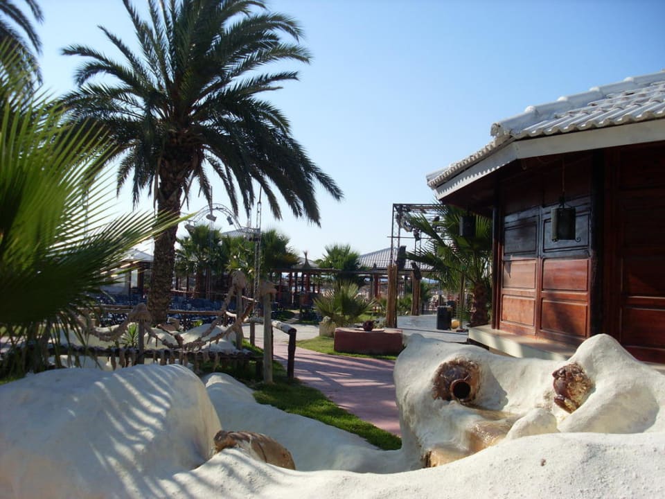 Weg zum Strand Hotel Nesrine