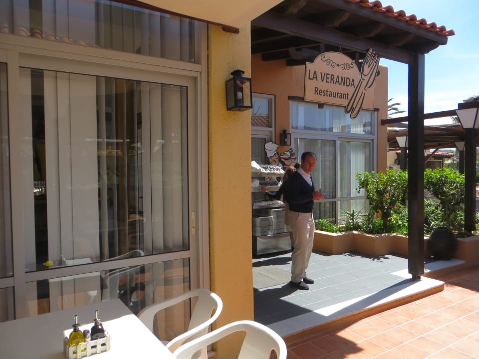 Eingang Mittagsrestaurant Anissa Beach & Village