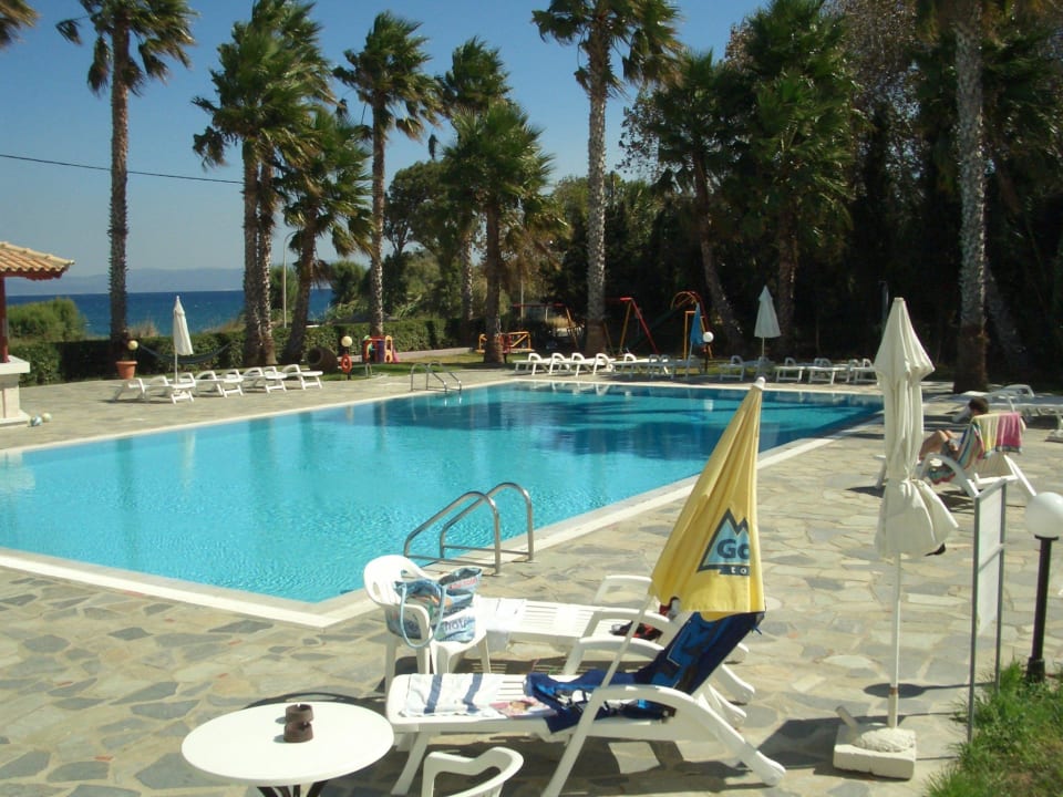 Blick seitwärts über den Poolbereich Andromeda Apartments Hotel
