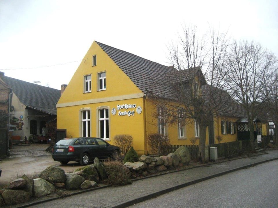 Hauptgebäude mit Eingang zum Hotel Gästezimmer Jerichower Land-Hof