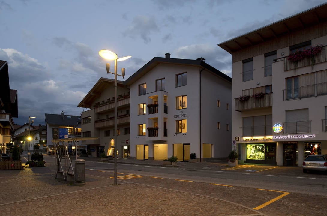 Ensemble Kriendl - Blick vom Dorfplatz Apartments Kriendl - Villa Kriendl