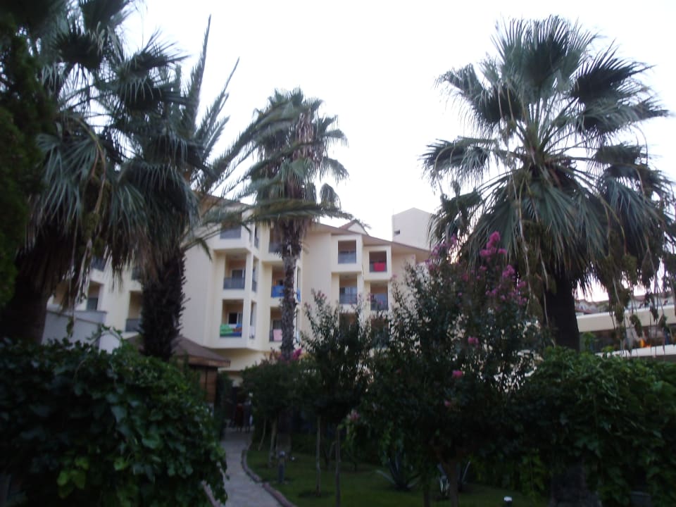 Blick auf Hotelgebäude Le Jardin Resort