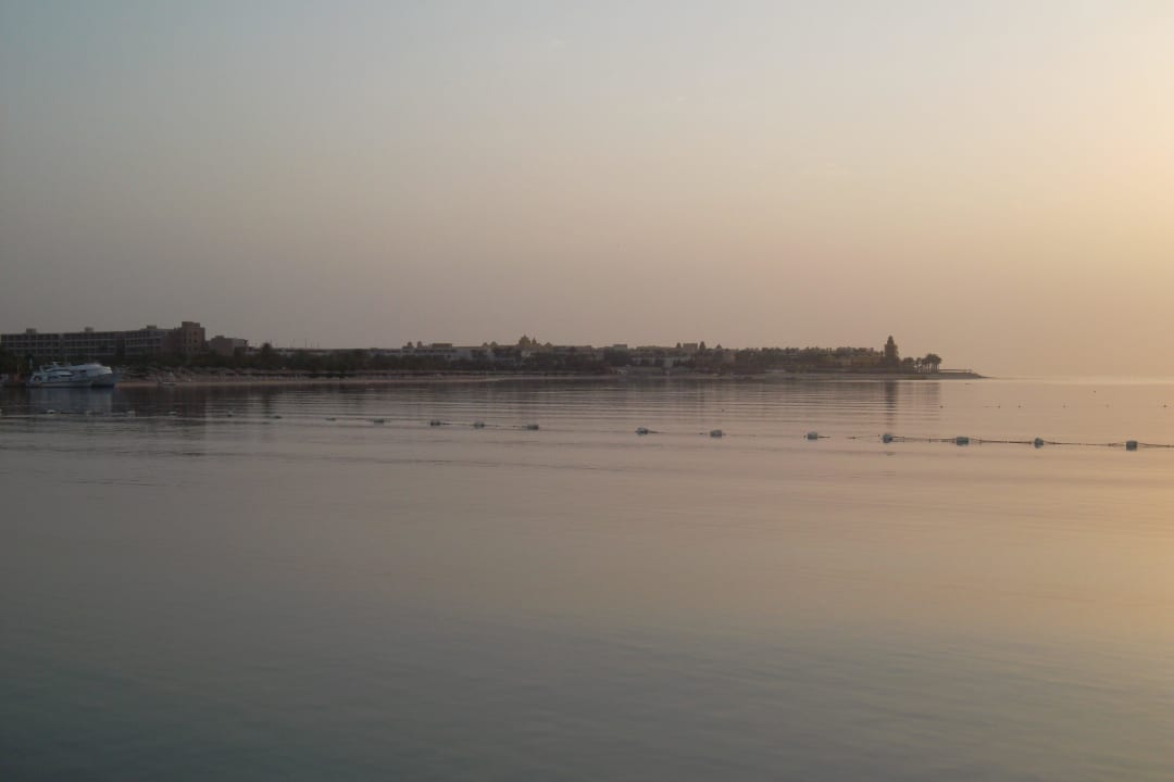 Zonsopgang over de baai van Makadi Bay Jaz Makadi Oasis Resort