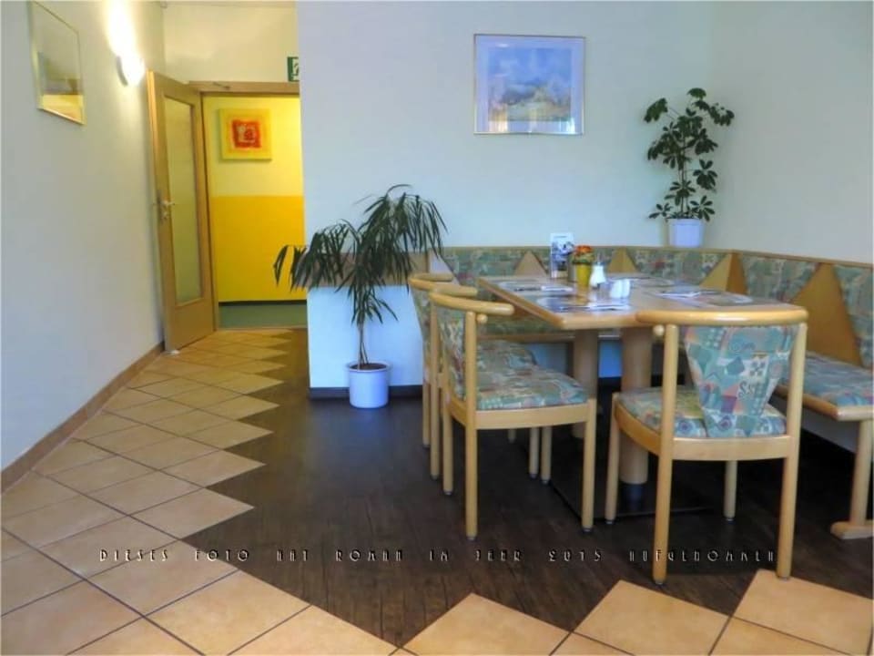 Ausgang des Frühstücksraums mit  6-Personen-Tisch Soibelmanns Hotel Weimar