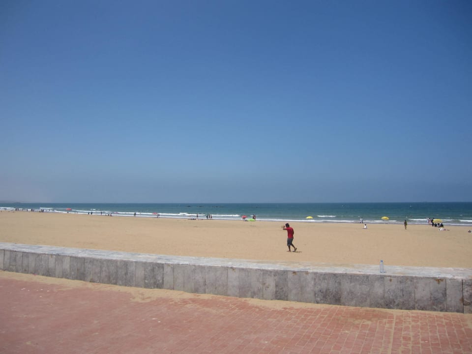 Blick von Promenade auf Strand Hotel Riu Tikida Dunas
