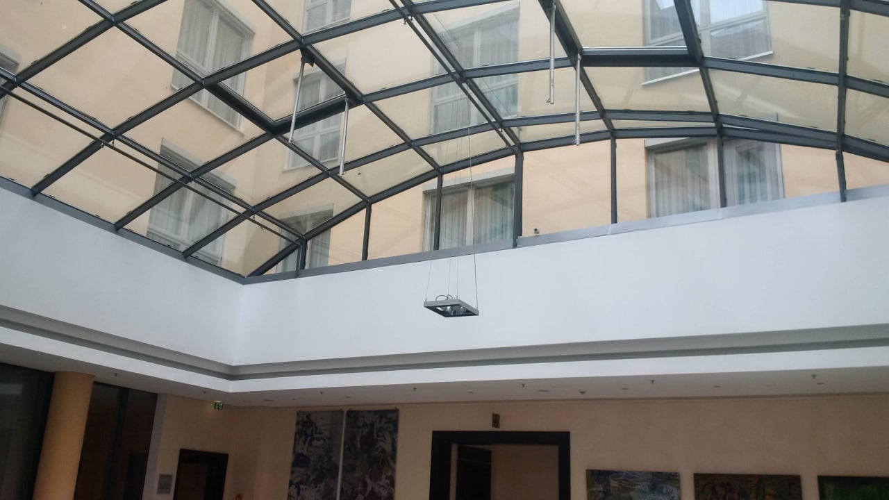 Dach über der Eingangshalle im Wintergartenstil Steigenberger Hotel de Saxe