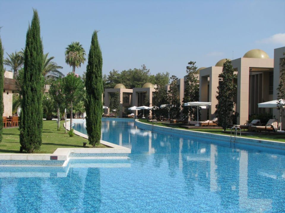 von der Terrasse in den Pool Gloria Serenity Resort