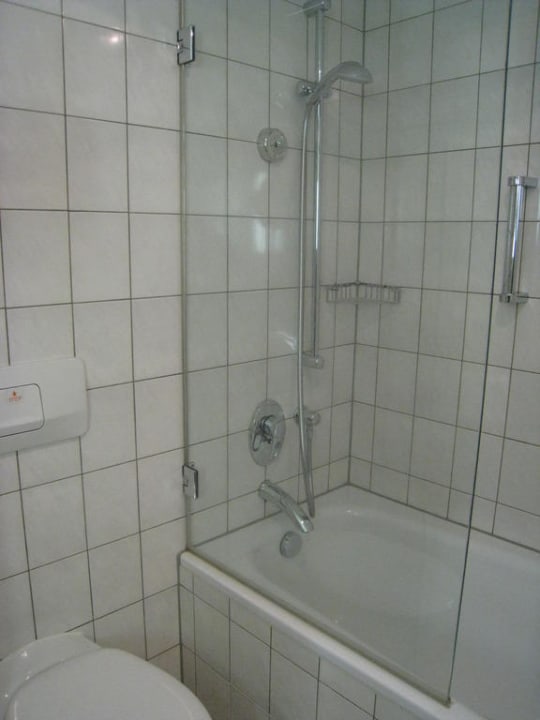 Die Badewanne mit Dusche Dorint Hotel Bonn