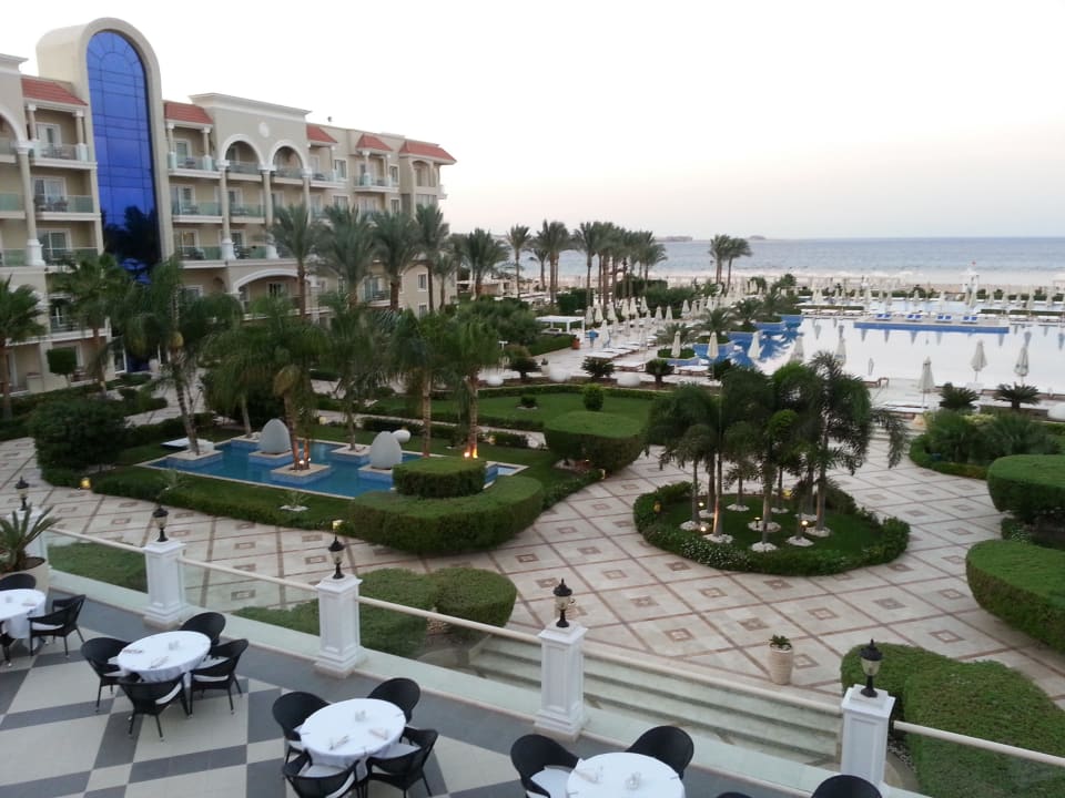Garten links Premier Le Reve Hotel & Spa