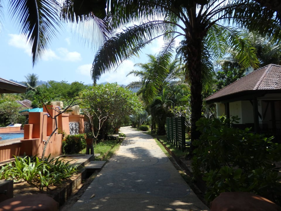 Von Meer richtung Bungalow Baan Khaolak Beach Resort