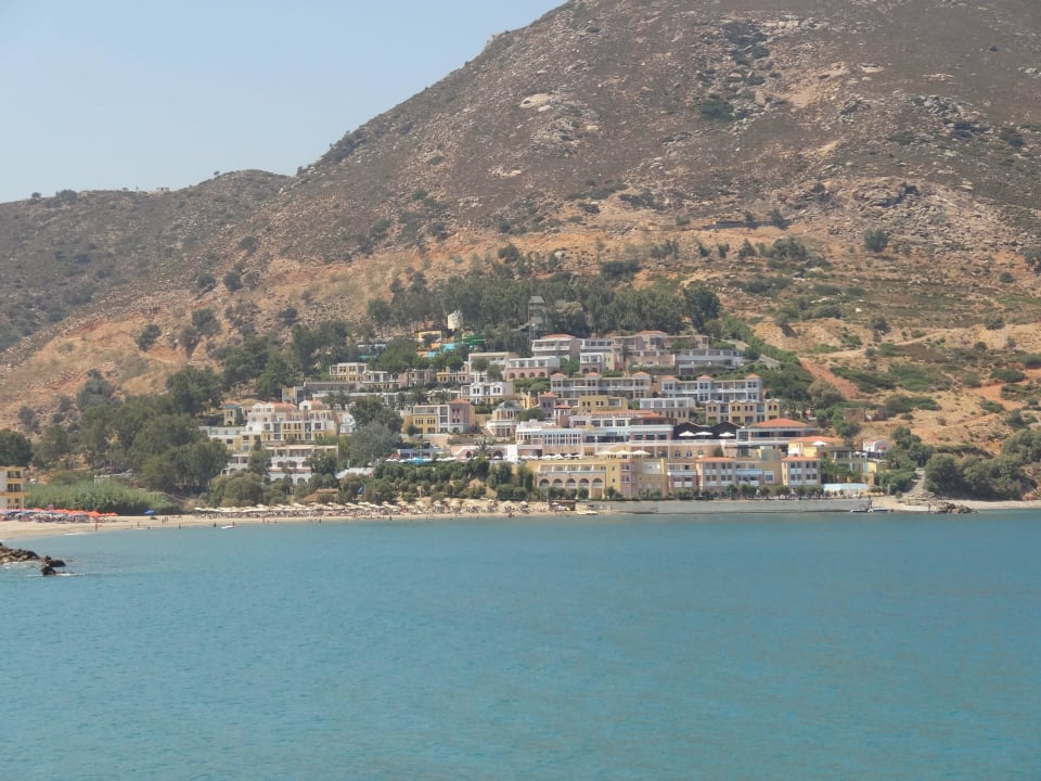 Blick von gegenüber auf Hotel Fodele Beach & Water Park Holiday Resort