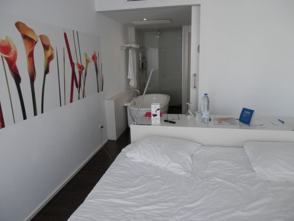 Blick in Richtung Badewanne/Dusche Iberostar Waves Bahia de Palma