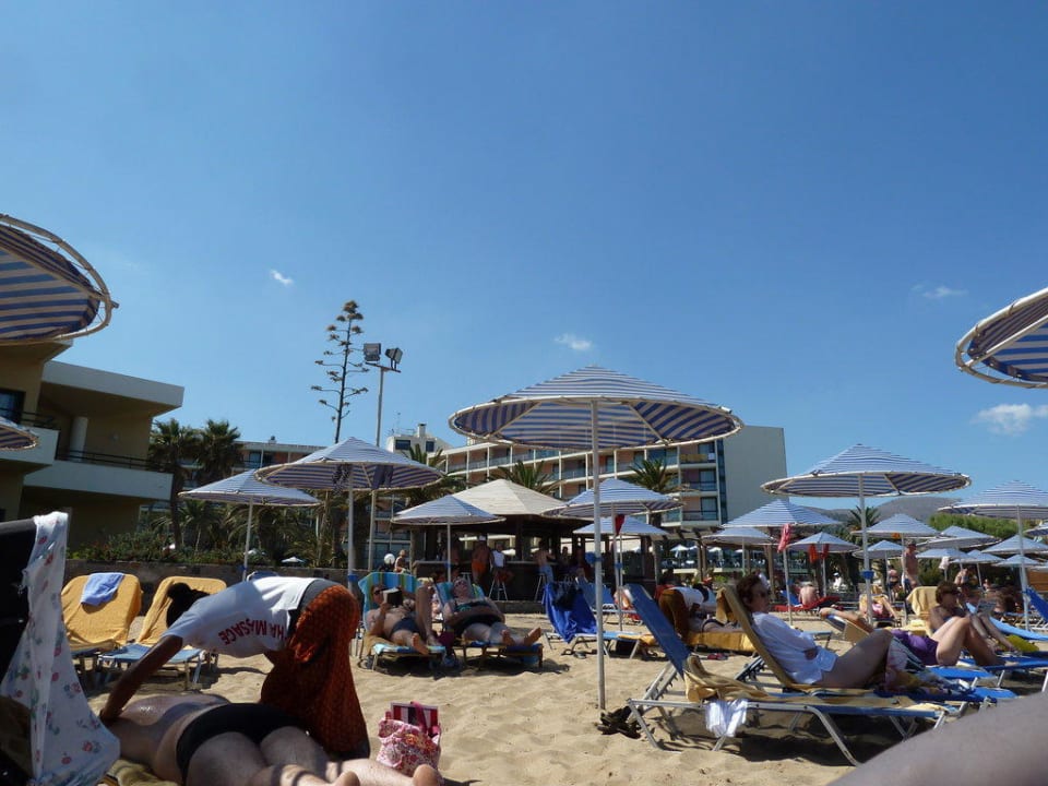 Blick vom Strand zum Hotel Calimera Sirens Beach