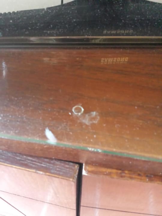 Kommode mit TV nicht sauber geputzt... Mövenpick Resort El Quseir